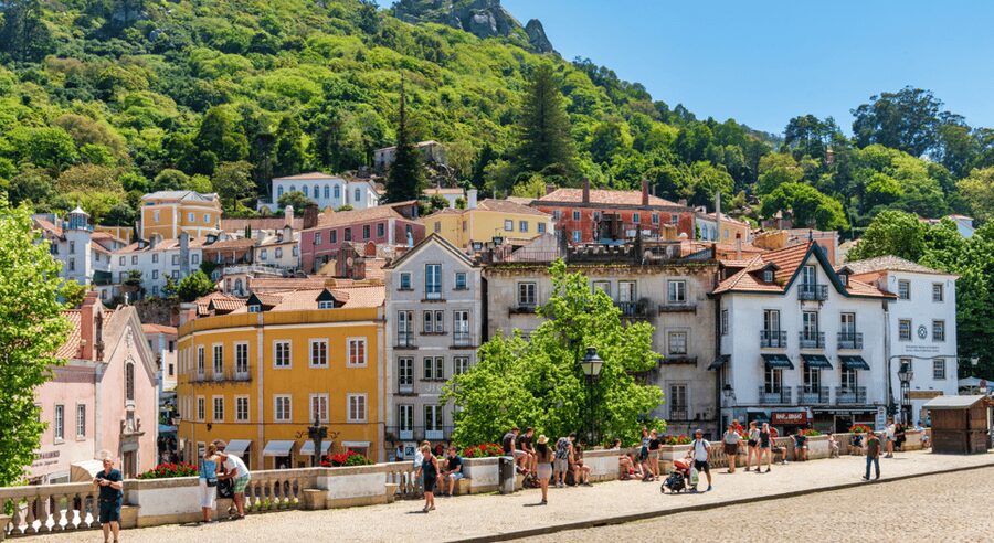 Private Tour : Sintra, Pena palace, Cabo da roca, Cascais - The guide: where Mario-style expertise matters most