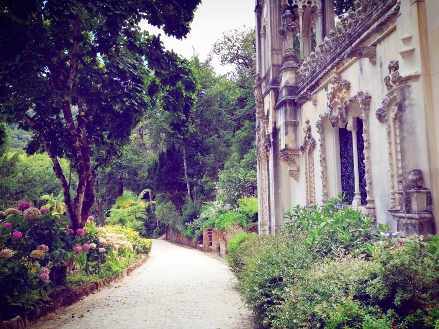 Sintra: Immersive Guided Walking Tour w/ Quinta da Regaleira - The village center break: 20 minutes to wander without pressure