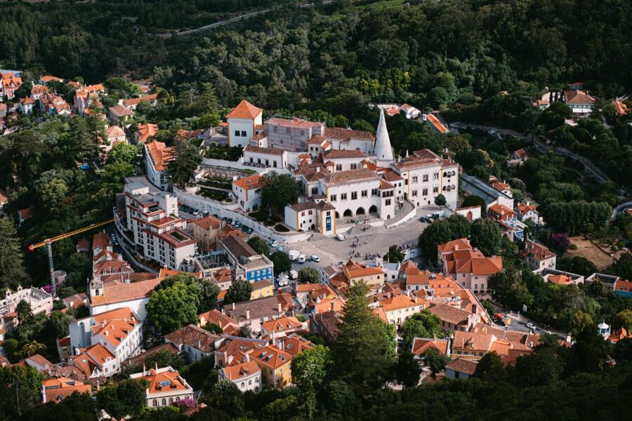 Sintra/Lisbon: Sintra & Quinta da Regaleira Tour with Ticket - Quinta da Regaleira touring: what your guide adds (and what you might watch for)
