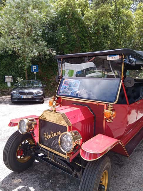 Sintra: Mountain tour by vintage TukTuk - Castle of the Moors: viewpoints that explain the setting (about 10 minutes)