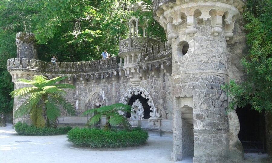 Sintra: Quinta da Regaleira Entry Ticket and Guided Tour - Meeting the guide and getting oriented at the entrance