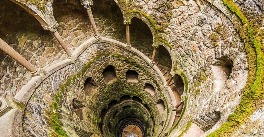 Sintra: Quinta da Regaleira Entry Tickets with Host - Meeting the host: Olive jacket, fountain pickup, then walk
